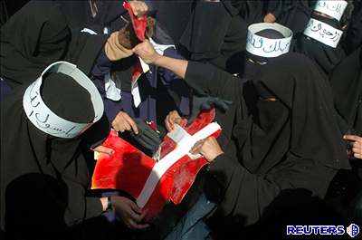 Radikální muslimové trhají dánské vlajky na nkolika místech svta.