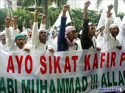 Muslimové protestují proti zveejnní karikatur svého proroka. Ilustraní foto.