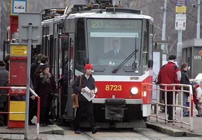 V nedli se prodlouí intervaly tramvají, autobus i metra.