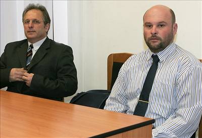 Strojvedoucí Radovan Kole (vpravo) si odsedí tyletý trest ve vzení.