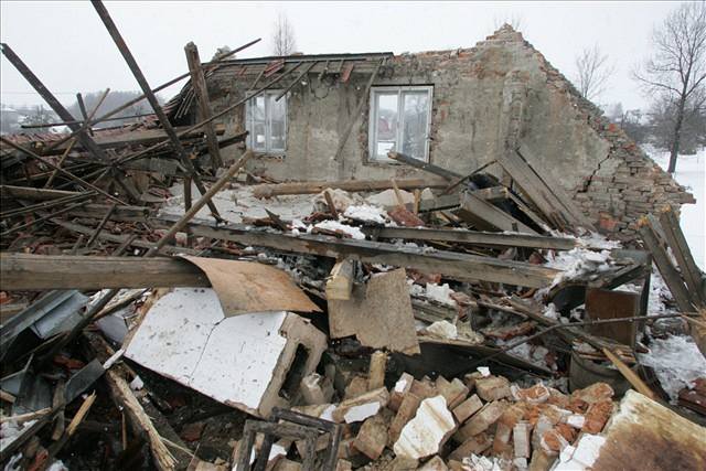 Spadlá stecha domu v Bruzovicích