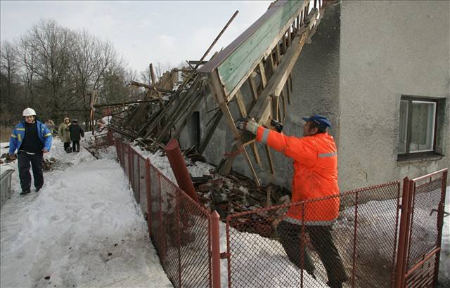 Spadlá stecha domu v Bruzovicích