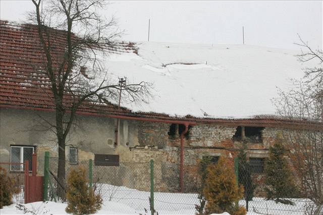 Stecha domu v Bruzovicích tsn ped spadnutím
