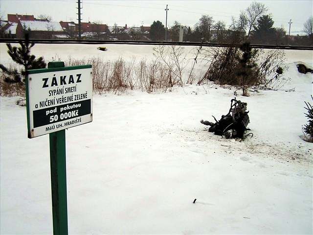 Na silnici zstalo stát jen torzo vozu