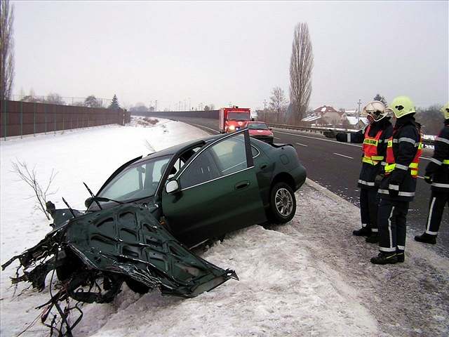 Na silnici zstalo stát jen torzo vozu