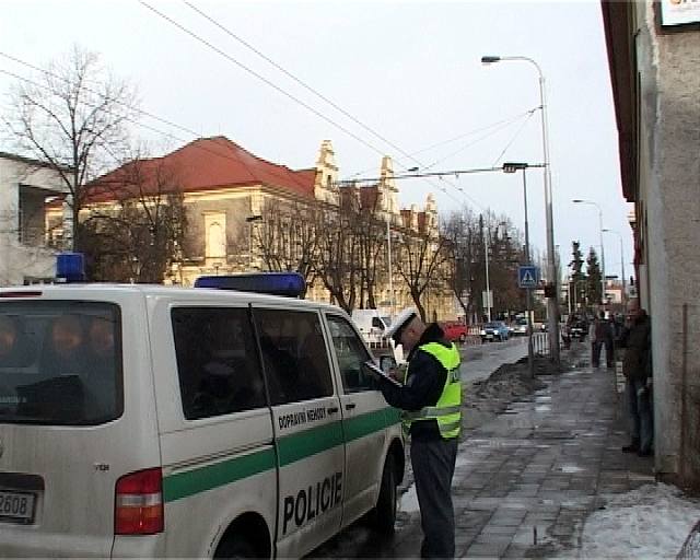 Policisté zjiují píiny nehody.