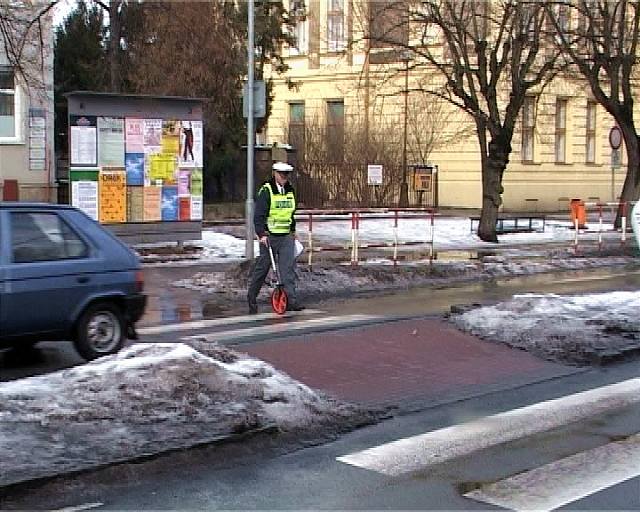 Policisté zjiují píiny nehody.