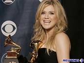 Kelly Clarksonová pózuje se sokou Grammy (8. února 2006).