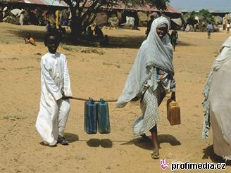 Somálská ena se svým synem nese vodu do vesnice. Ilustraní foto