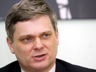 Ministr financí Vlastimil Tlustý se rozhodl proti naení Jany Hybákové bránit u soudu.