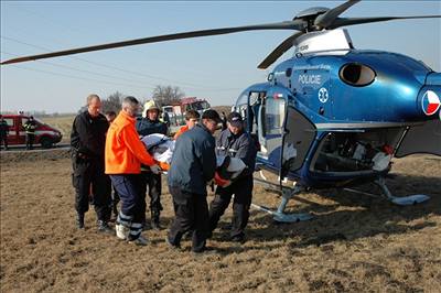 Vrtulník mue pepravil do nemocnice do Prahy. Ilustraní foto.