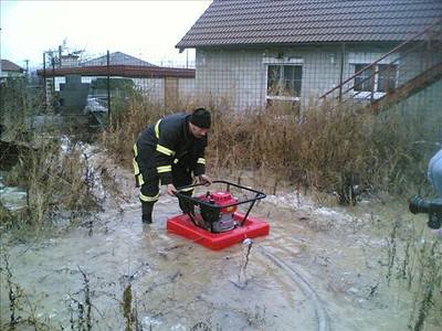 Hasiči čerpají vodu v Plzni - Koterově