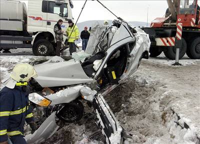 Náraz do cisterny osobní auto zcela zdemoloval