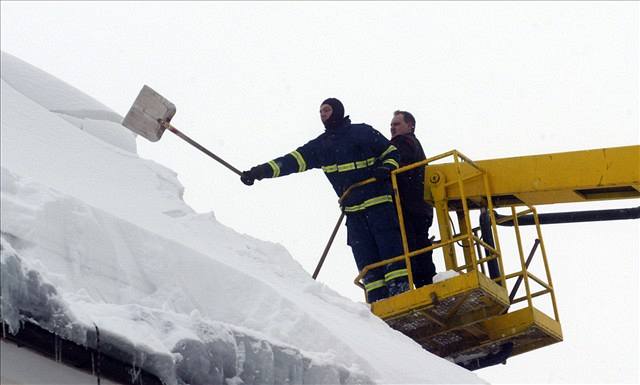 Hasii odstraují sníh z ohroené koly ve Svratouchu.