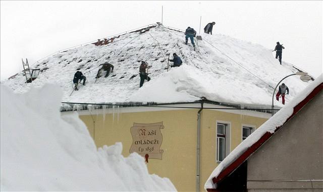 Hasii odstraují sníh z ohroené koly ve Svratouchu.