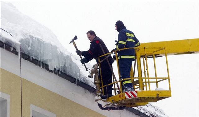 Hasii odstraují sníh z ohroené koly ve Svratouchu.