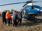 Vrtulník mue pepravil do nemocnice do Prahy. Ilustraní foto.