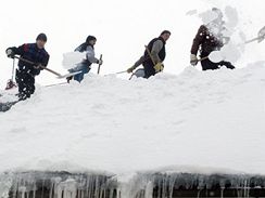 Hasiči sundávali sníh ze střechy školy ve Svratouchu