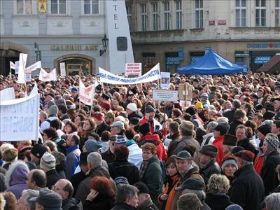 Lékai chtjí zavrit týden neklidu demonstrací v Praze.