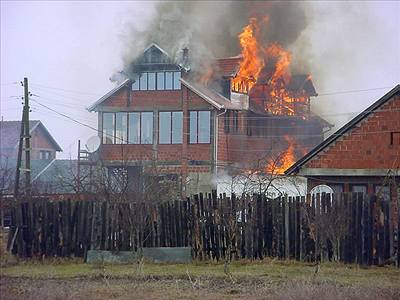 etí vojáci hasili poár v kosovském Podujevu.