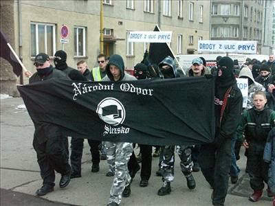 Úastníci demonstrace vyrazili z vlakového nádraí k Zámeckému námstí.