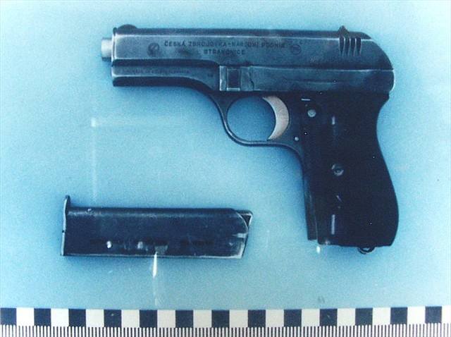 Pistole ČZ 27 - Pistole, kterou byly zavražděny oběti.