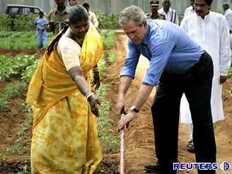 George Bush zavtal na indickm venkov mezi zemdlce
