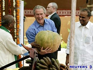 George Bush zavtal na indickm venkov mezi zemdlce
