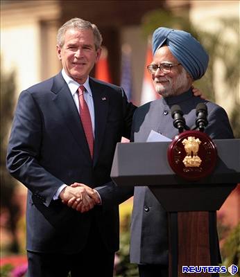 George Bush a indický premiér Manmóhan Singh