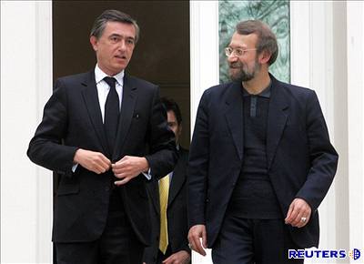 Francouzský ministr zahranií Philippe Douste-Blazy s hlavním íránským vyjednáva Alím Larídáním