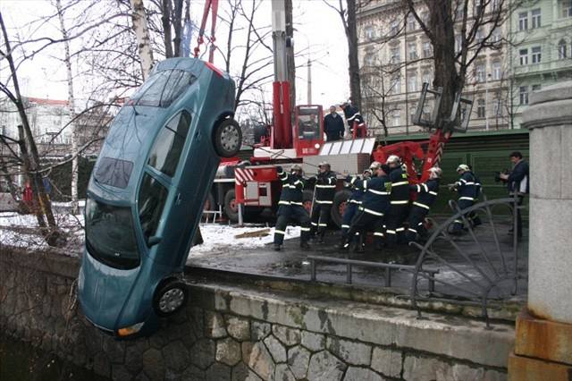 Hasii se snaí vyprostit Octavii z Vltavy.