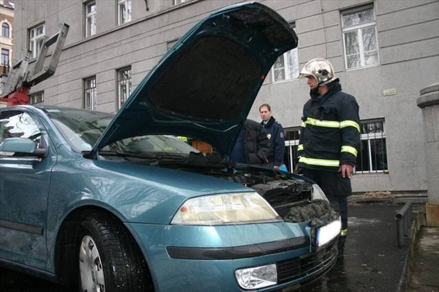 Hasii se snaí vyprostit Octavii z Vltavy.