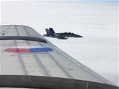 Letadlo F-18 Hornet výcarského letectva doprovází letadlo s Paroubkem