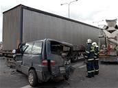 Nehoda auta s dvma kamiony na Jiní spojce