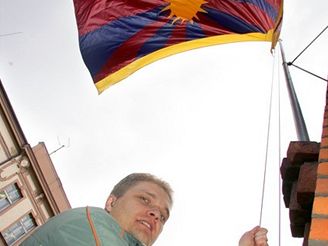 Tibetsk vlajka stoup nahoru