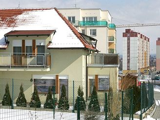 Vedle domk v Hanychov mají vyrst bytové domy. Ilustraní foto