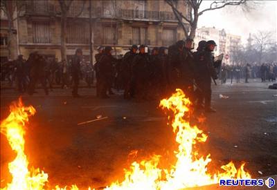 Loni zemelo na následky protest nkolik lidí. Ilustraní foto.