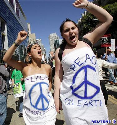 Dívky ze San Franciska demonstrují proti válce