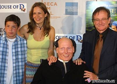 Robin Williams (vpravo) a  Christopher Reeve s manelkou Danou a synem Willem.