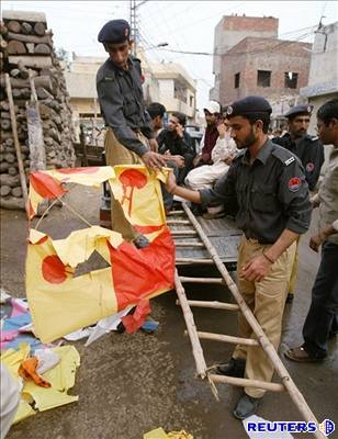Pákistántí draci dokáou zabít lidi. Vlákna, na kterých je lidé poutí, jsou toti ze eleza nebo potaena sklem.