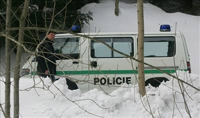 Policii není jasné, co se vlastn brzy ráno v roubené chalup na kraji obce odehrálo.