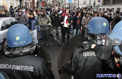 Francouztí studenti se na mnoha místech stetli s policií