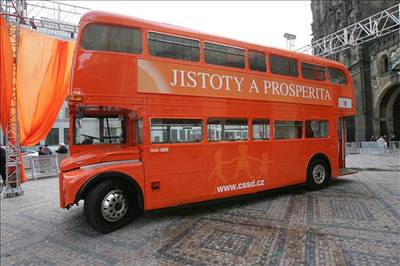 Blair propjil Paroubkovi autobus.