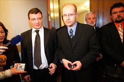 éf grémia lékárník Holeko (v pozadí) se s ministry dohodl.