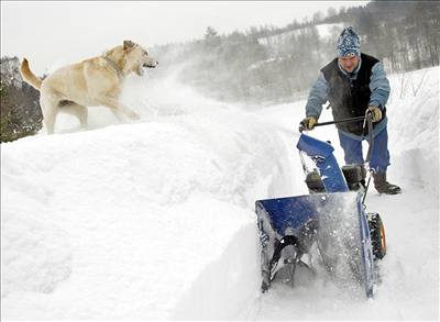Petr Langer odklízí erstv napadlý sníh v Horním Tanvaldu