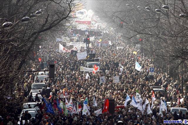 Protesty proti vládním opatením v Paíi