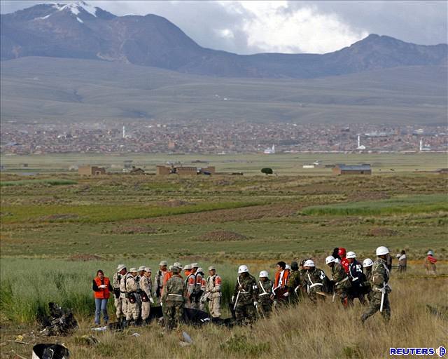 Vojáci a záchranái u trosek argentinského letadla