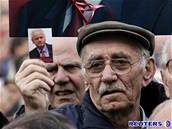 Stovky lidí pily vzdát do blehradského Muzea revoluce hold ostatkm exprezidenta Miloevie