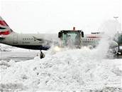 Z p��letov� plochy cel� den odhrnovala sn�h t�k� technika. - Ruzyn� byla v...