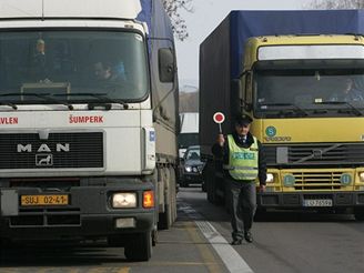 Od ervence se v esku zpísují tresty za poruování silniních pravidel. Ilustraní foto